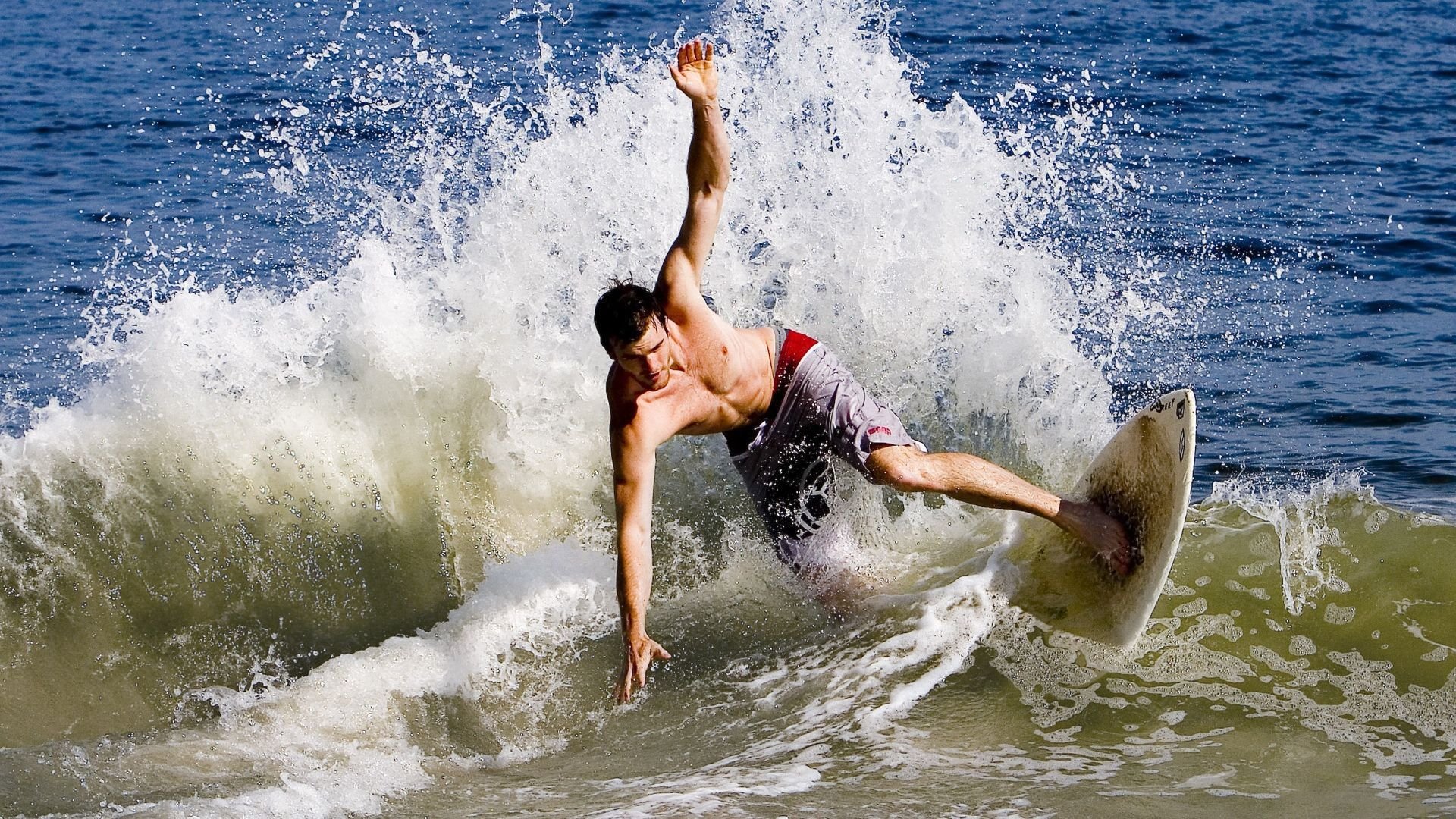 辽宁队强势拿下热火，库里关键节点连续得分，竞技体育的冰与火之歌